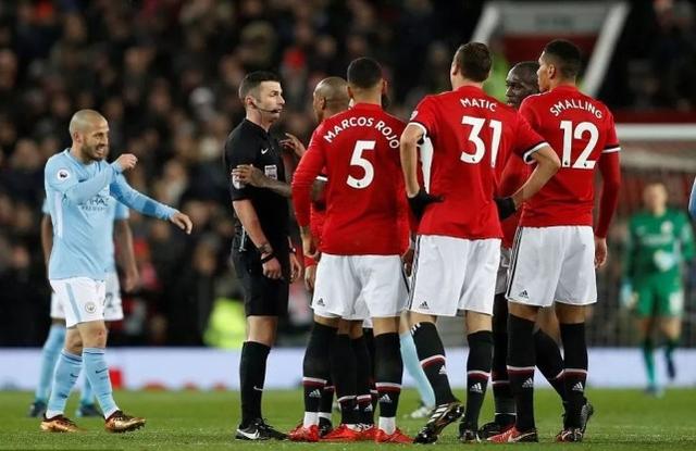  曼城德比战碾压曼联扩大优势  