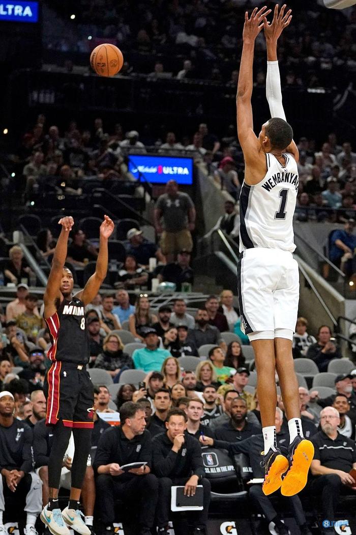  文班亚马20+10马刺胜雷霆