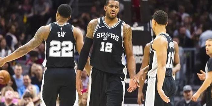  拉梅洛鲍尔三双黄蜂逆转马刺终结其四连胜纪录  